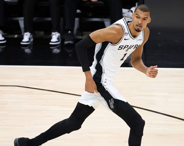 NBA头牌詹姆斯的"被低估"困局：5.8亿赚了23赛季，他还在被压价？